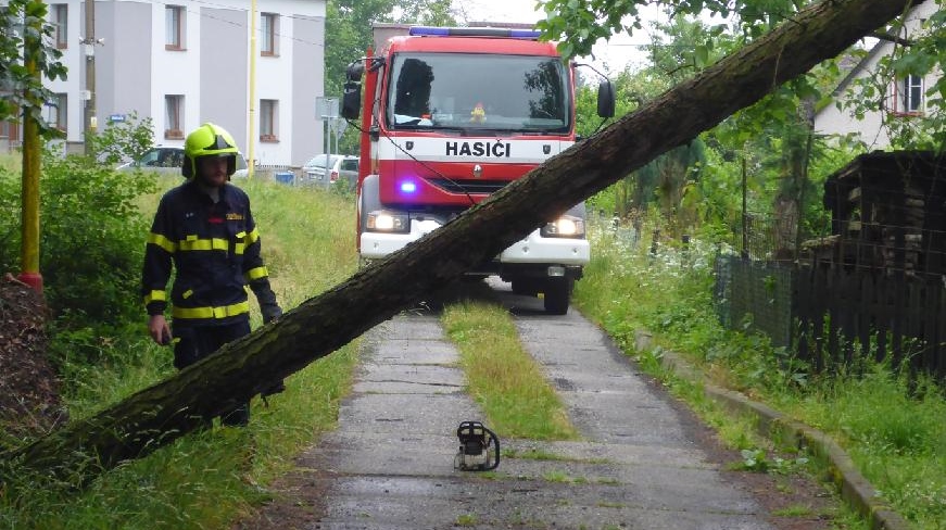 Foto: Vyvrácený strom spadl na telefonní dráty a hrozil dalším pádem na cestu