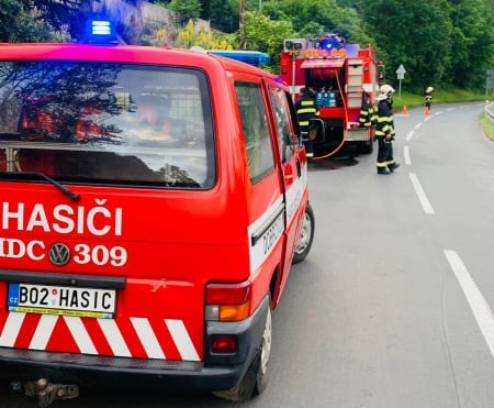 Děčín: Hasiči v pátek večer vyjížděli k vycházejícímu kouři z bytu a k požáru do Nebočad