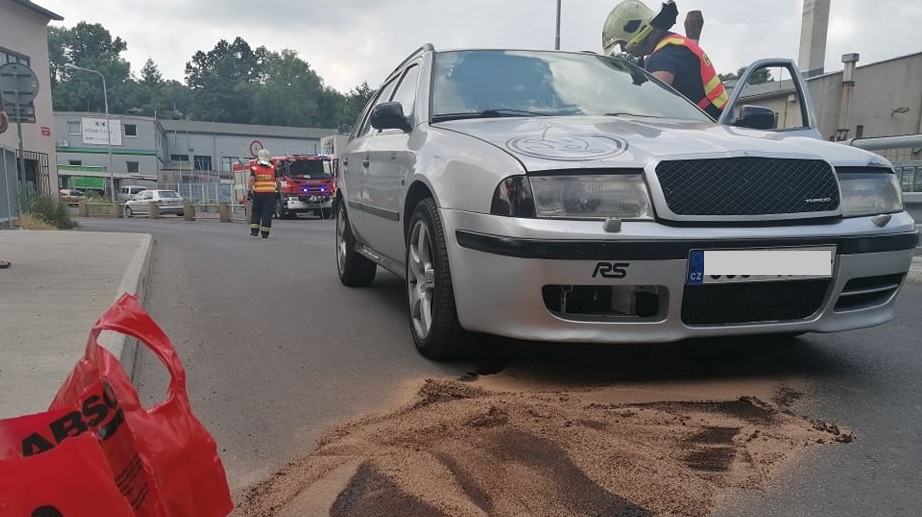 Hasiči vyjížděli k úniku oleje z osobáku. Automobil se porouchal přímo na mostě přes potok