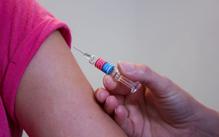 Lidé po prodělání covid-19 se mohou nově očkovat ihned po skončení izolace