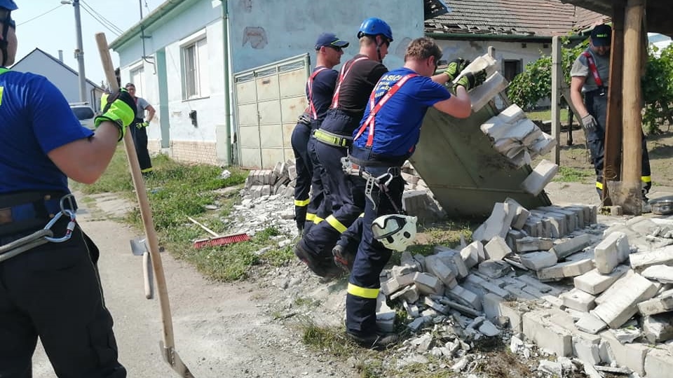 Hasiči z Děčína-Horního Žlebu darují 20 000 korun jednotkám na Lounsku a Hodonínsku