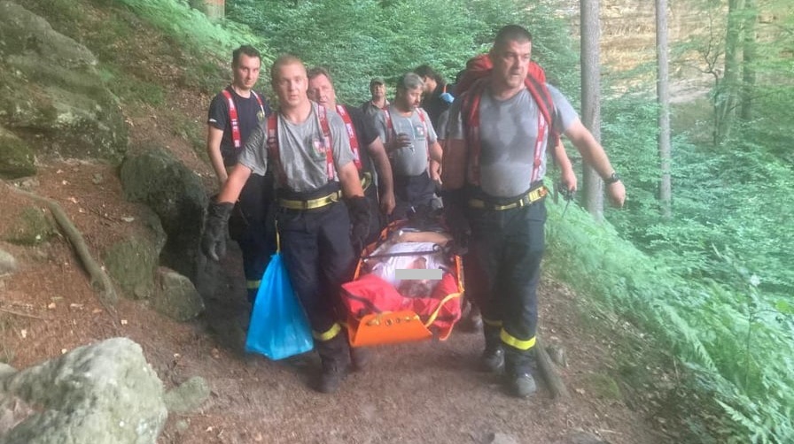 Hřensko: Vyčerpaná turistka potřebovala pomoc. Na místo vyjeli hasiči i záchranáři