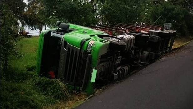 Foto: U Valkeřic havaroval nákladní vůz, který vezl dřevo. Silnice byla uzavřena