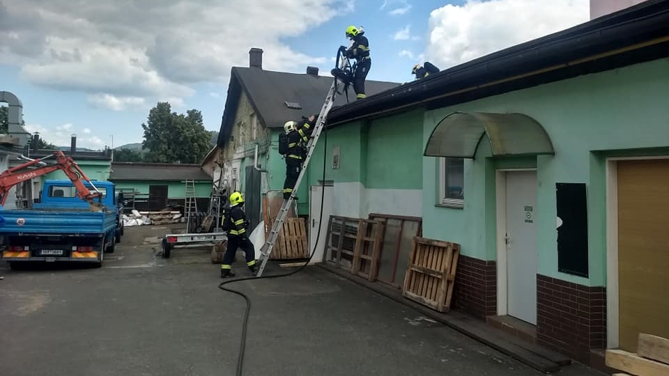 Děčín: Dvě jednotky hasičů vyjížděly do Dělnické ulice. Hořelo u výrobny lahůdek