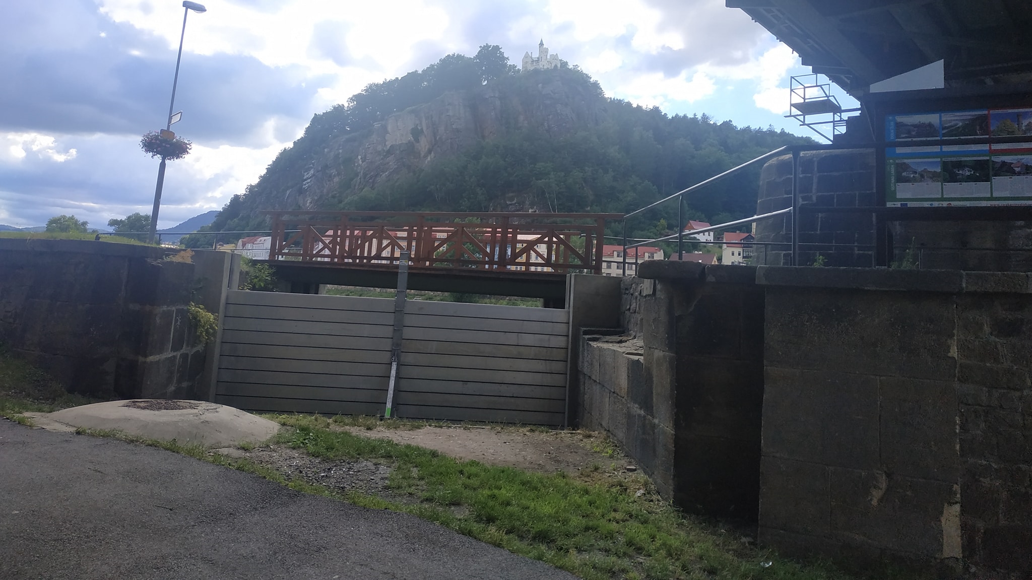 Děčín: Hasiči z Horního Žlebu v pátek odpoledne vyjeli postavit protipovodňovou stěnu