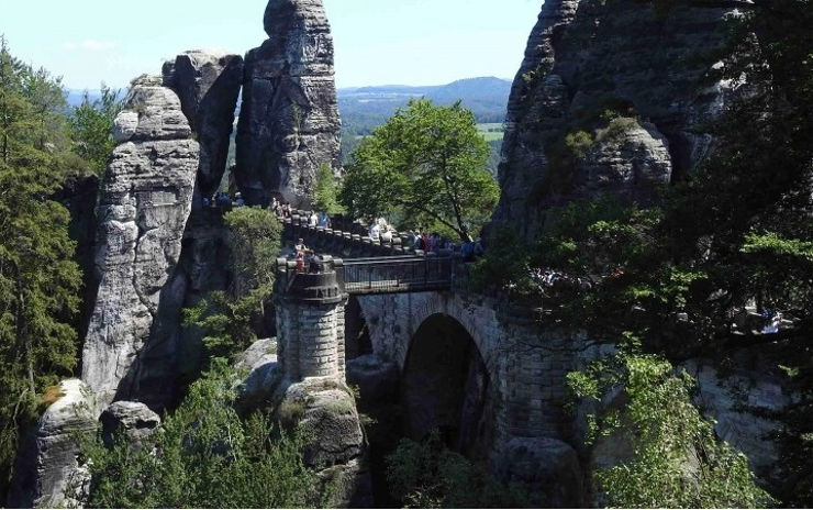 Rezervace Bastei a skalní most Basteibrücke je nejnavštěvovanější místo v Saském Švýcarsku. Tento unikát se jen tak nevidí