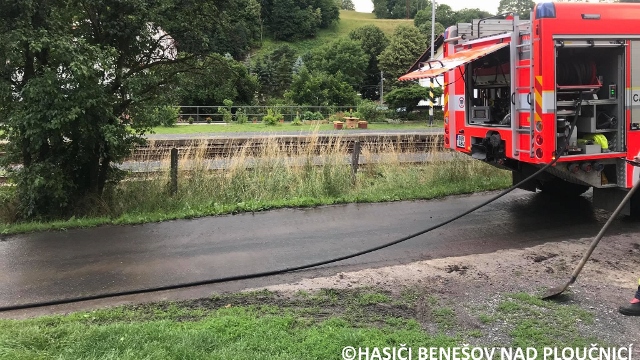 Hasiči vyjeli do sousední obce odstranit bahno a štěrk po přívalovém dešti. Silnice byla neprůjezdná, mohl by to být problém pro případný průjezd složek IZS