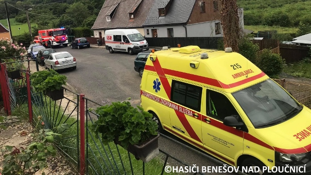 Benešov nad Ploučnicí: Místní hasiči vyjížděli pomoci záchranářům s transportem pacienta