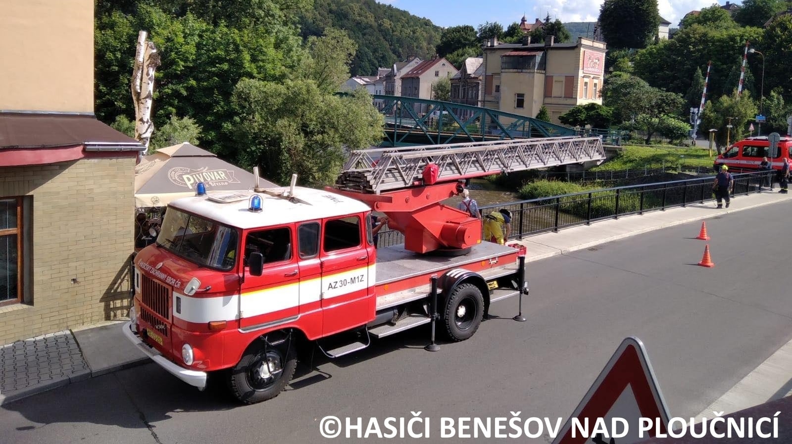 Foto: Hasiči vyjížděli k odstranění naplavenin z koryta řeky