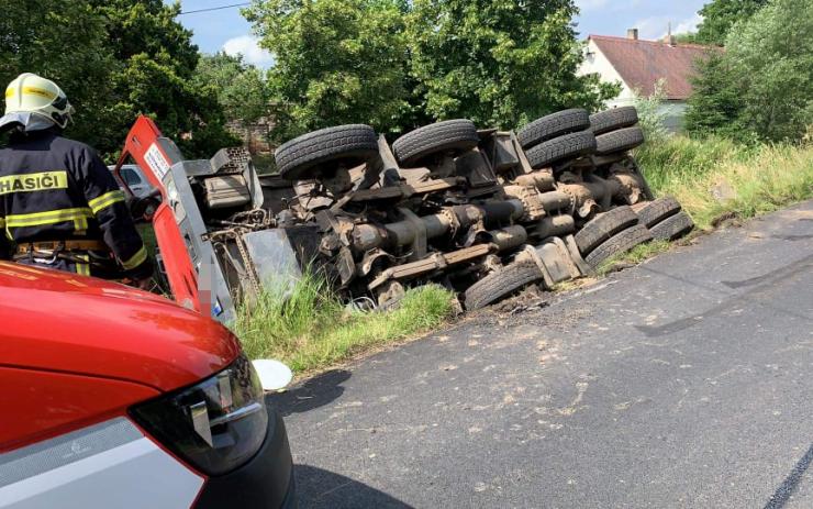 PRÁVĚ TEĎ: Na Děčínsku se převrátil náklaďák do potoka, přistával záchranářský vrtulník