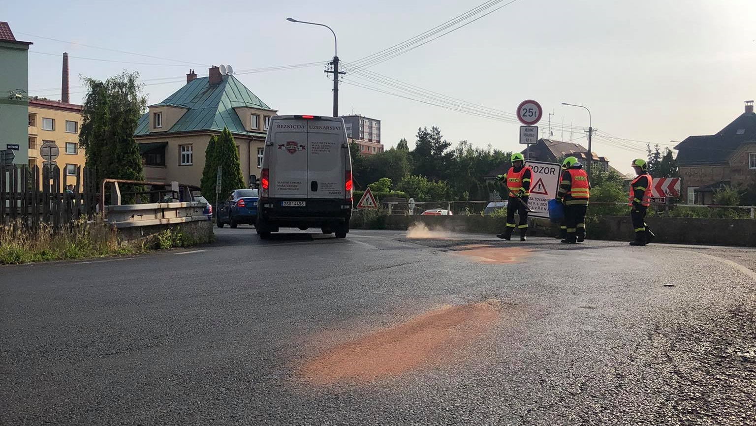 Jílové: Hasiči vyjeli k olejové skvrně, která byla na mostě přes potok. Na únik upozornil motorkář, který na skvrně uklouzl a havaroval