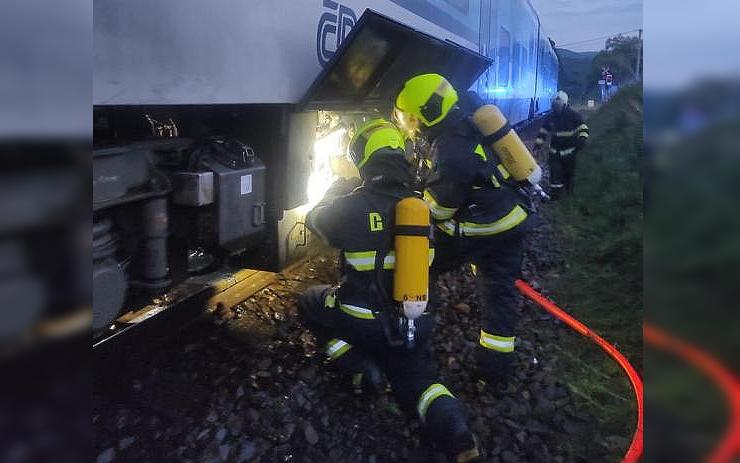 FOTO: Požár vlaku na Děčínsku zaměstnal pět jednotek hasičů, museli evakuovat cestující