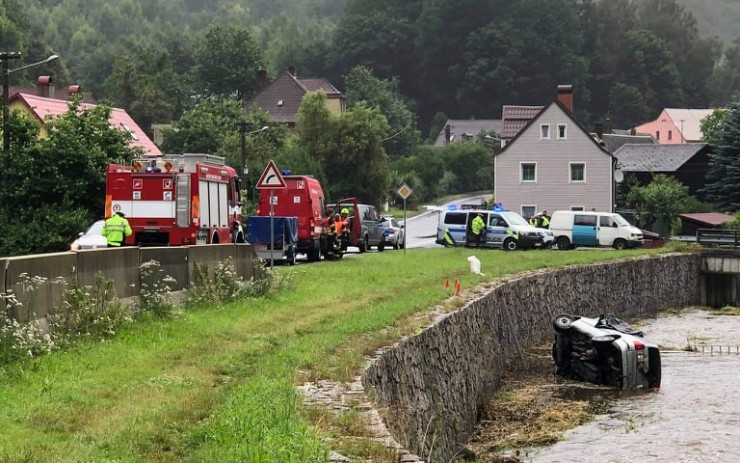 Auto museli v Martiněvsi ráno lovit z potoka, skončilo na boku ve vodě