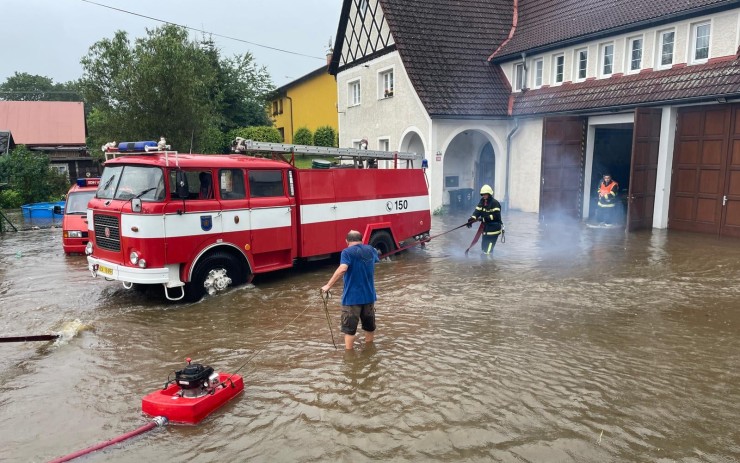 FOTO AKTUÁLNĚ: Protrhl se rybník, zaplaveni jsou hasiči i část města Děčína  