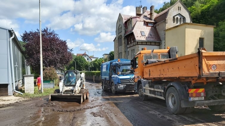 Foto: Autobusy v Bělé zajíždí jen na Čechy a tam končí. Ve zbytku Bělé probíhá úklid. Omezení platí v neděli