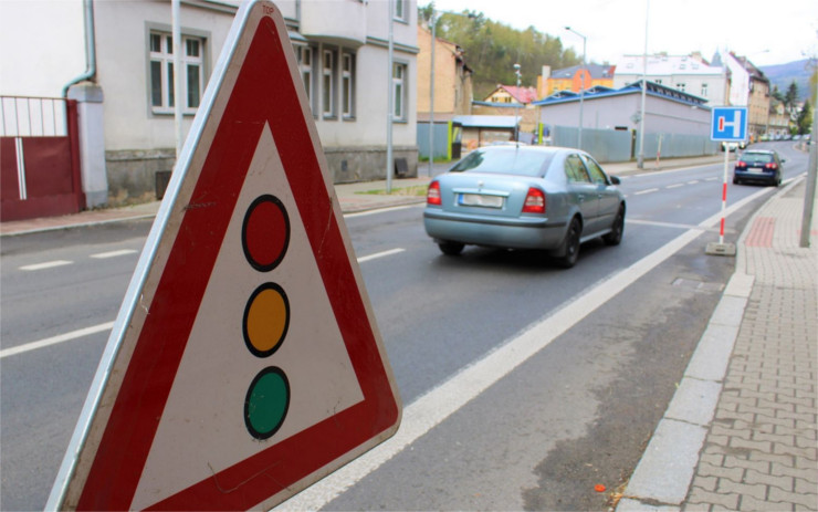 Dobrá zpráva pro řidiče: Konec zdržování! Z Teplické ulice zmizely semafory