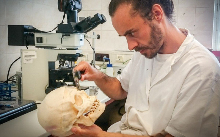Ve větvích u Ohře našli částečně mumifikované tělo. Policisté už roky pátrají po totožnosti muže