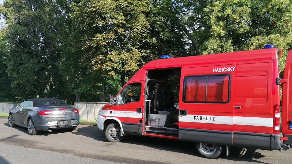 Foto: V Jílovém havarovala dvě auta. Ke karambolu došlo na opravovaném úseku