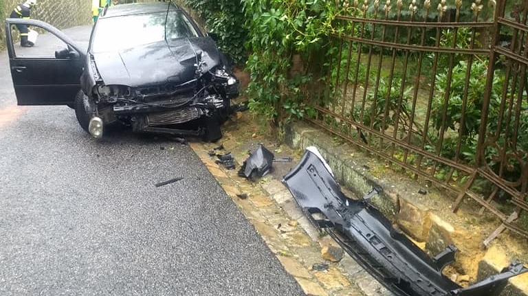 Foto: Dvě jednotky hasičů vyjely k dopravní nehodě automobilu, ten narazil do zdi a plotu. Na místo letěl i vrtulník