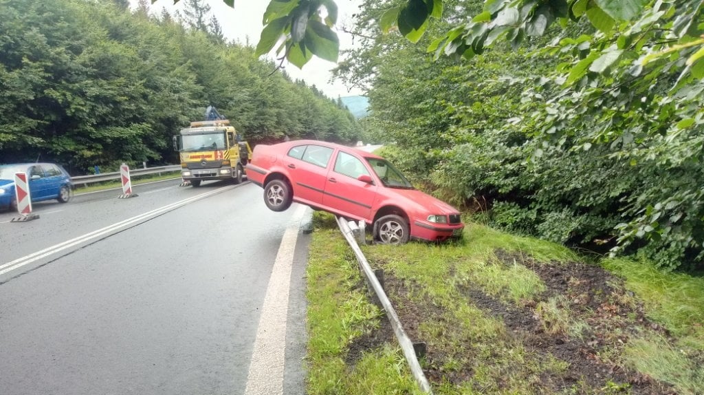 Foto: Hasiči vyjížděli v neděli na Šébr, kde skončilo auto na svodidlech