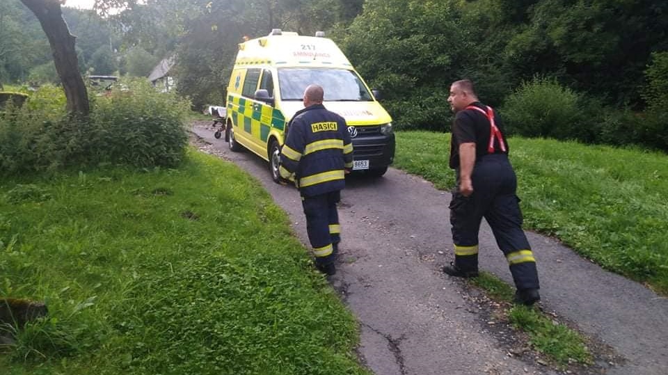 Senior měl zdravotní potíže a musel do nemocnice. Hasiči pomohli s jeho transportem do sanitky