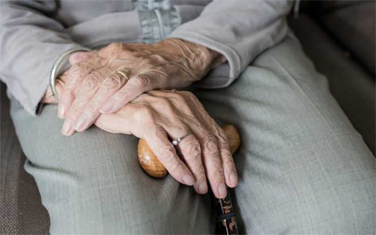 Vnuk v nesnázích? Pozor, podvodníci se opět snaží pomocí vymyšlených historek vylákat ze seniorů peníze!