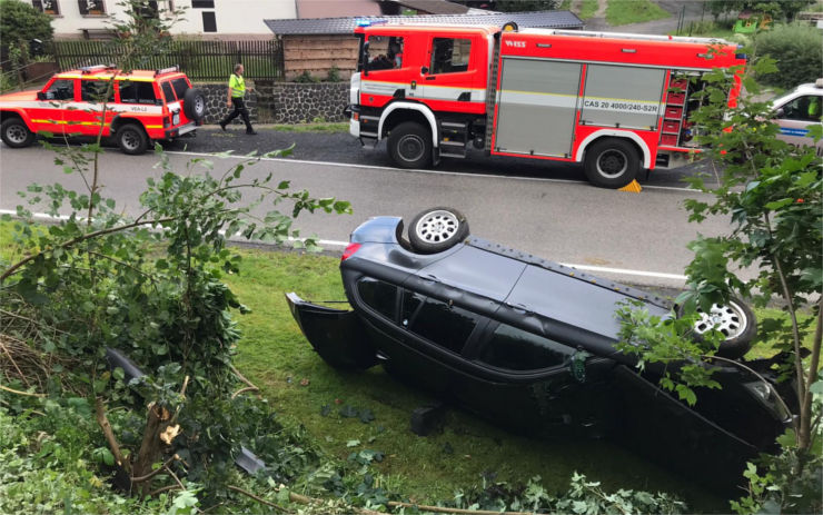OBRAZEM: Auto skončilo po nehodě u Heřmanova na boku