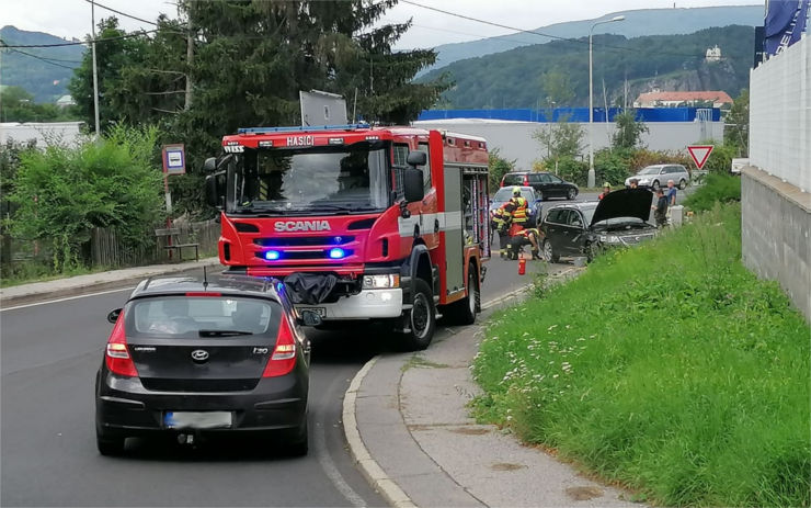 AKTUÁLNĚ: Na křižovatce u Peugeotu došlo k nehodě, zasahují hasiči