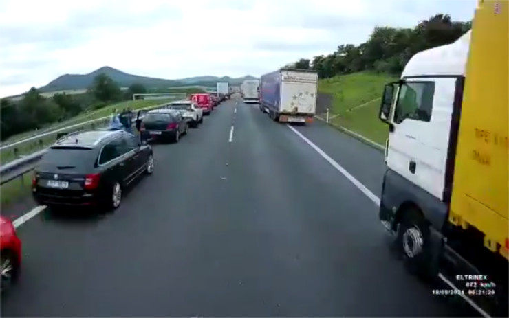 VIDEO: Hasiči zveřejnili záběry z příjezdu k nehodě na D8, duchapřítomní řidiči vytvořili záchranářskou uličku