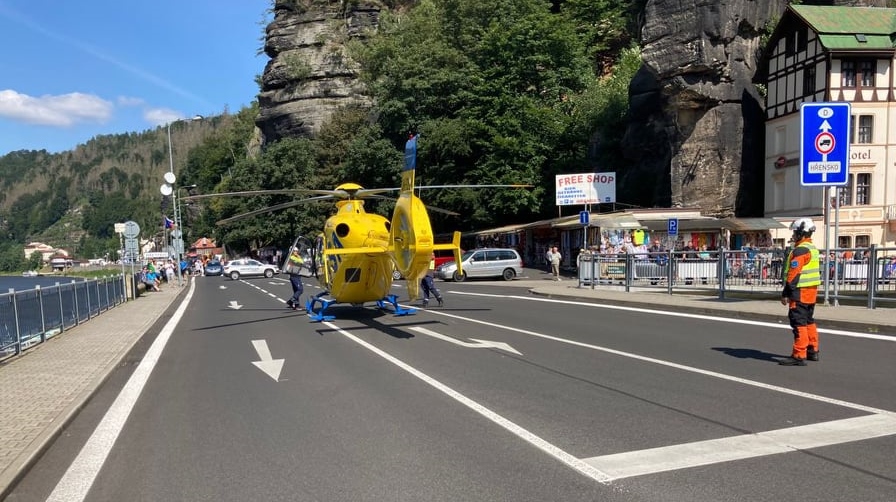 Ve Hřensku došlo ke střetu auta s chodkyní. Na místě zasahoval vrtulník