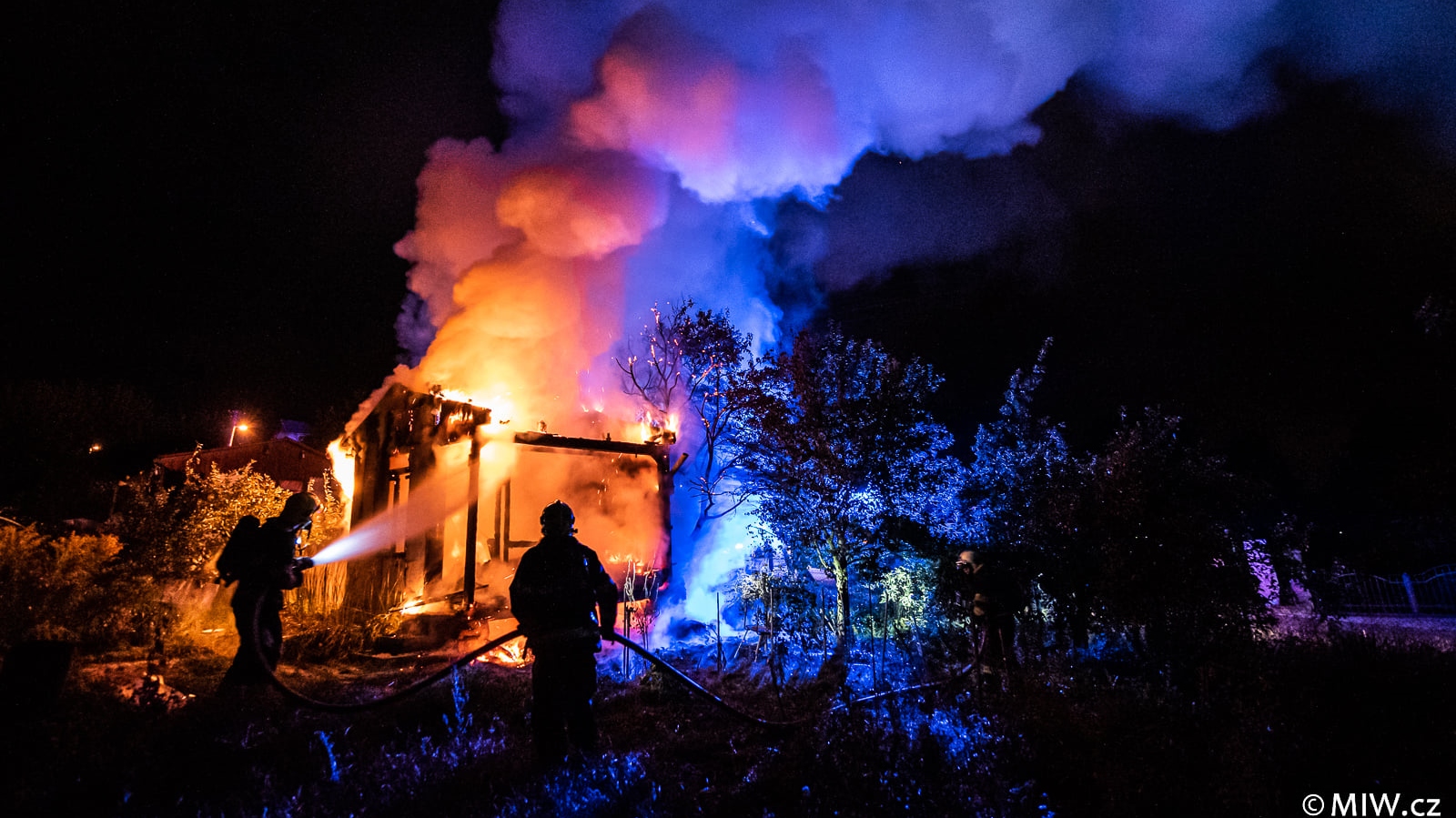 Foto: Hasiči z hořící chatky vynesli tlakovou láhev