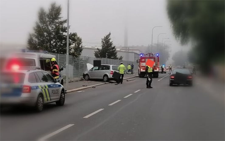 OBRAZEM: Auto porazilo dvě lampy a skončilo na chodníku v plotě, část města se ocitla ve tmě