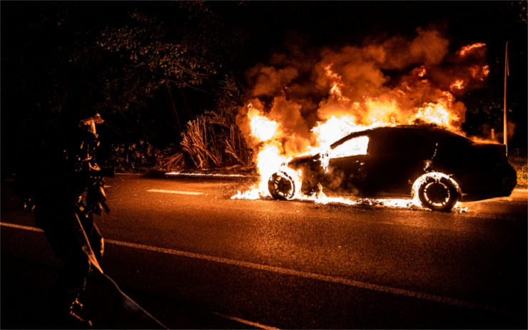 OBRAZEM: Auto v Dolním Podluží v noci zachvátil požár, plameny ho zcela zničily!