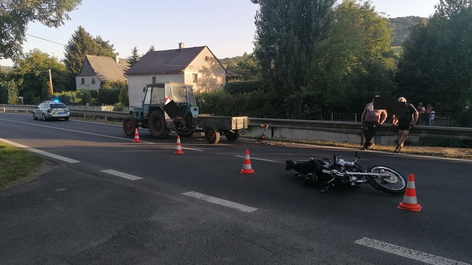 Foto: Silnici v Libouchci uzavřela nehoda traktoru a motorky