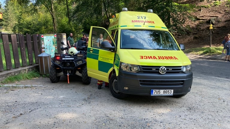 Hřensko: Polská turistka si vážně poranila nohu. Z těžko přístupného terénu ji museli hasiči přepravit k sanitce