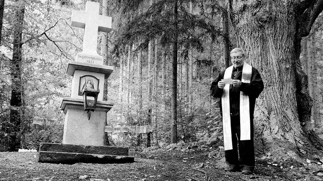 Foto: Slavnostní odhalení obnoveného kříže na úpatí vrchu Výrovna