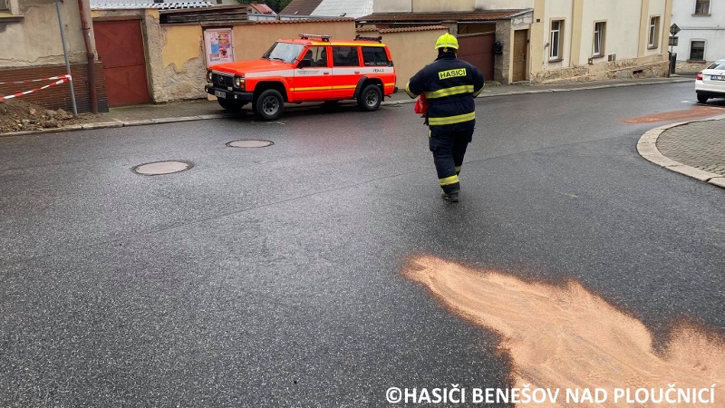V Benešově nad Ploučnicí došlo k úniku nafty na silnici. Na místo jeli místní hasiči