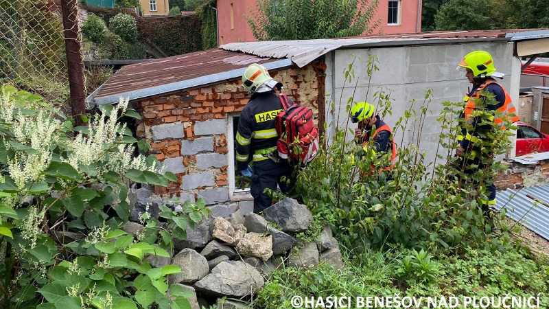 Dvě jednotky hasičů vyjely k sesunuté zdi pod kterou měl být člověk