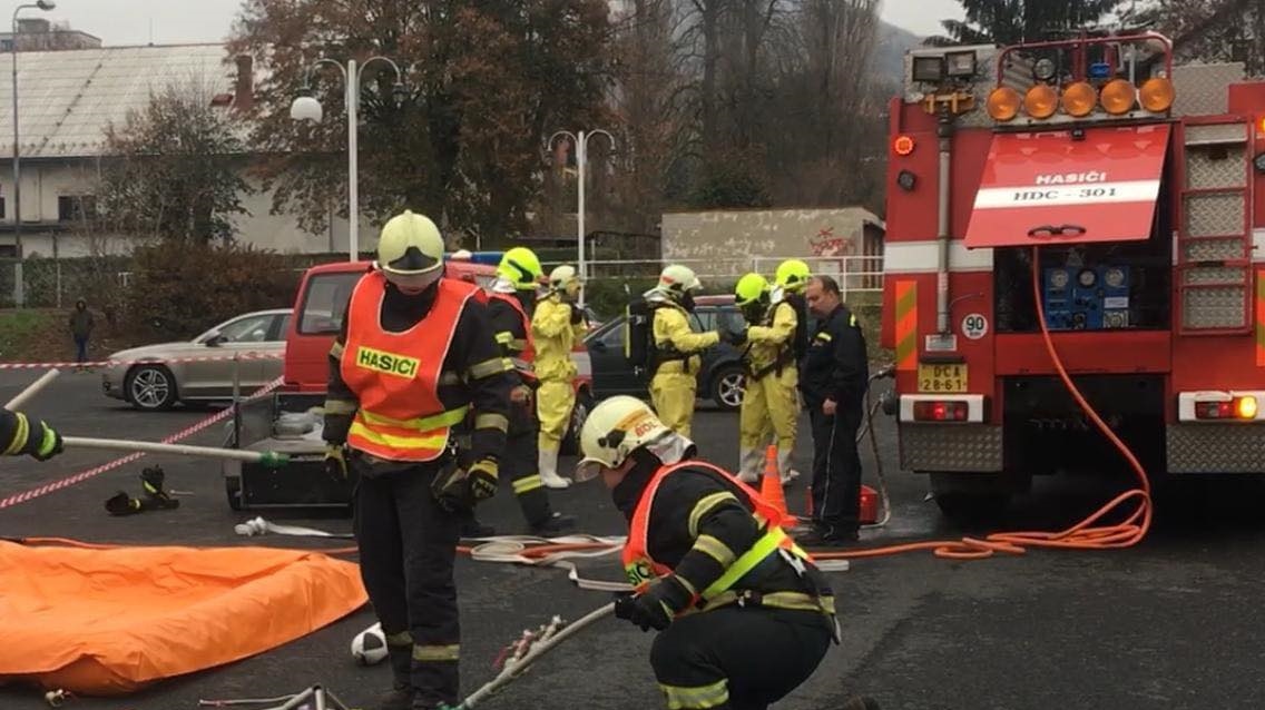 Aktuálně! V děčínském Chemotexu došlo k úniku nebezpečné látky. Naštěstí jde o cvičení složek IZS