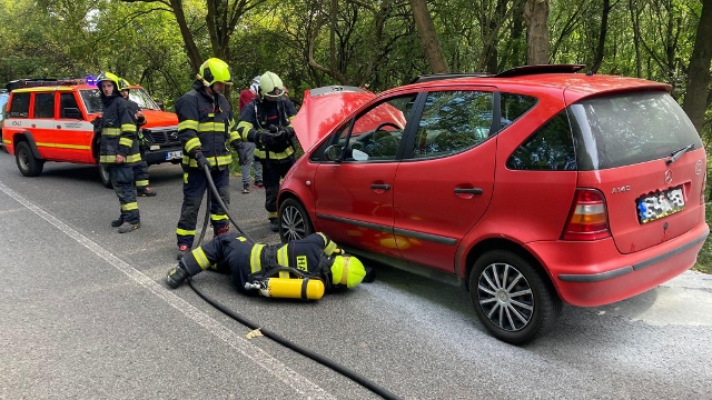 Foto: Hasiči vyjížděli k požáru auta do Malé Veleně na Děčínsku