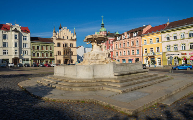 Kašna na Masarykově náměstí se dočká obnovy, vrátí se na ní i sochy