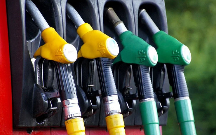 Nepříjemná zpráva pro řidiče! Benzín v Česku prudce zdražuje, v zimě může atakovat hranici 40 korun za litr