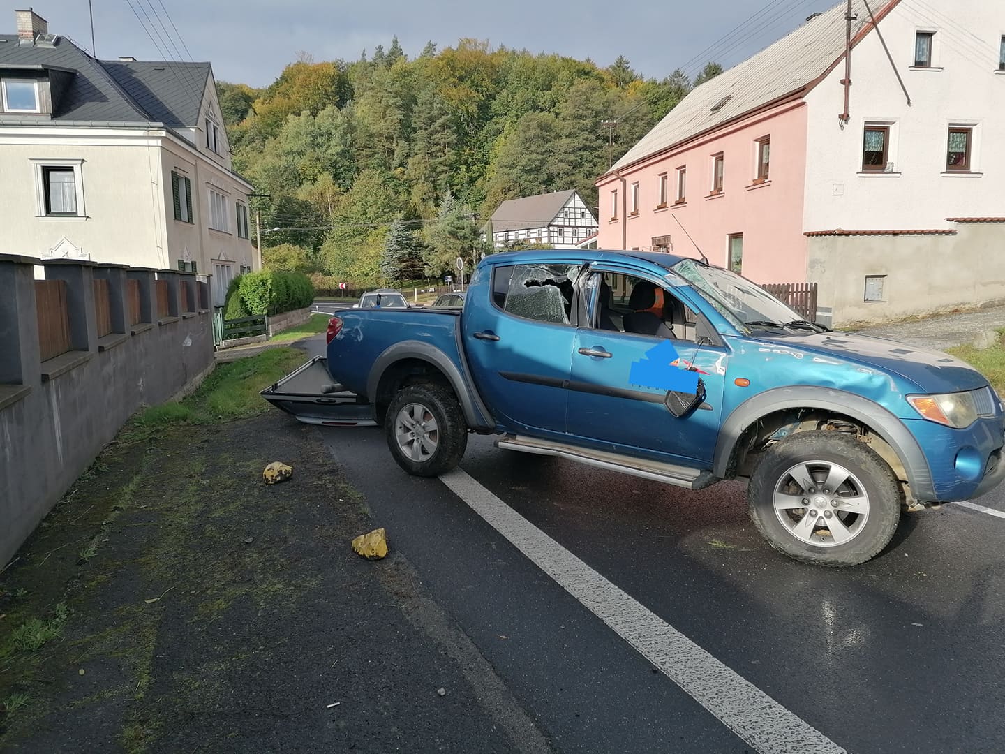 Aktuálně! V Martiněvsi havarovalo auto. Provoz je řízen kyvadlově