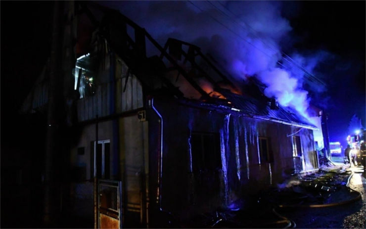 FOTO: S nočním požárem domu v Chřibské bojovalo pět hasičských jednotek