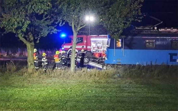 FOTO: U Malého Března se srazil vlak s autem, řidič z místa utekl