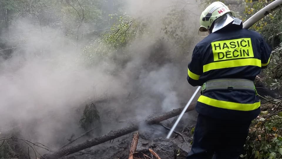 Foto: Doutnající lesní porost u Jalůvčí zaměstnal profesionální i dobrovolné hasiče