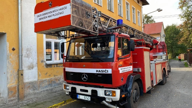 Foto: Dobrovolní hasiči z Benešova nad Ploučnicí mají nového pomocníka! Jde o automobilový žebřík s košem
