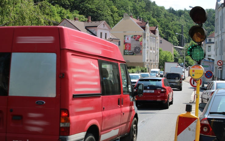 Rekonstrukce křižovatky ulic Teplická a Saská se blíží ke konci, semafory zmizí do konce příštího týdne