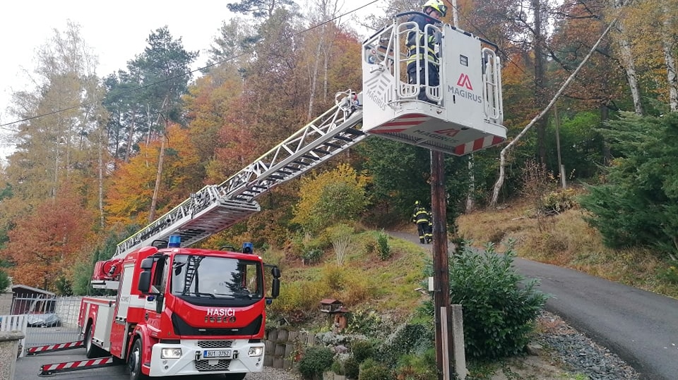 Foto: Hasiči museli na Škrabkách pokácet dva stromy, pak se rychle přemístili k děčínské ferratě, kde uvízl muž