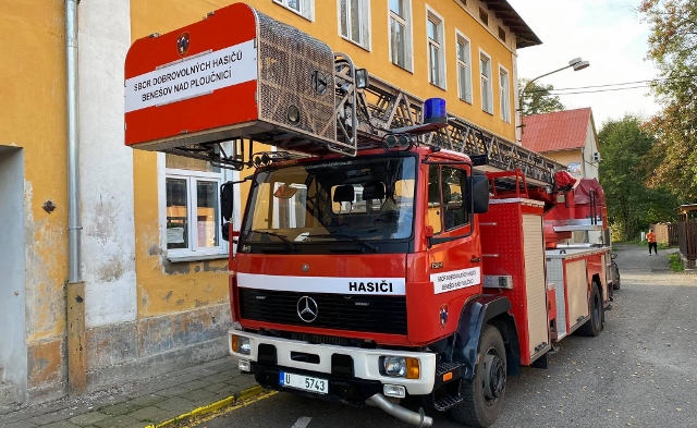 Benešov nad Ploučnicí: Dobrovolným hasičům bylo předáno nové auto